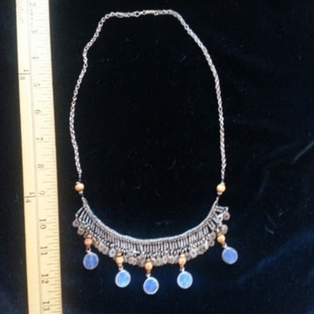 Elegant Silver Metal and Blue Lapis Necklace